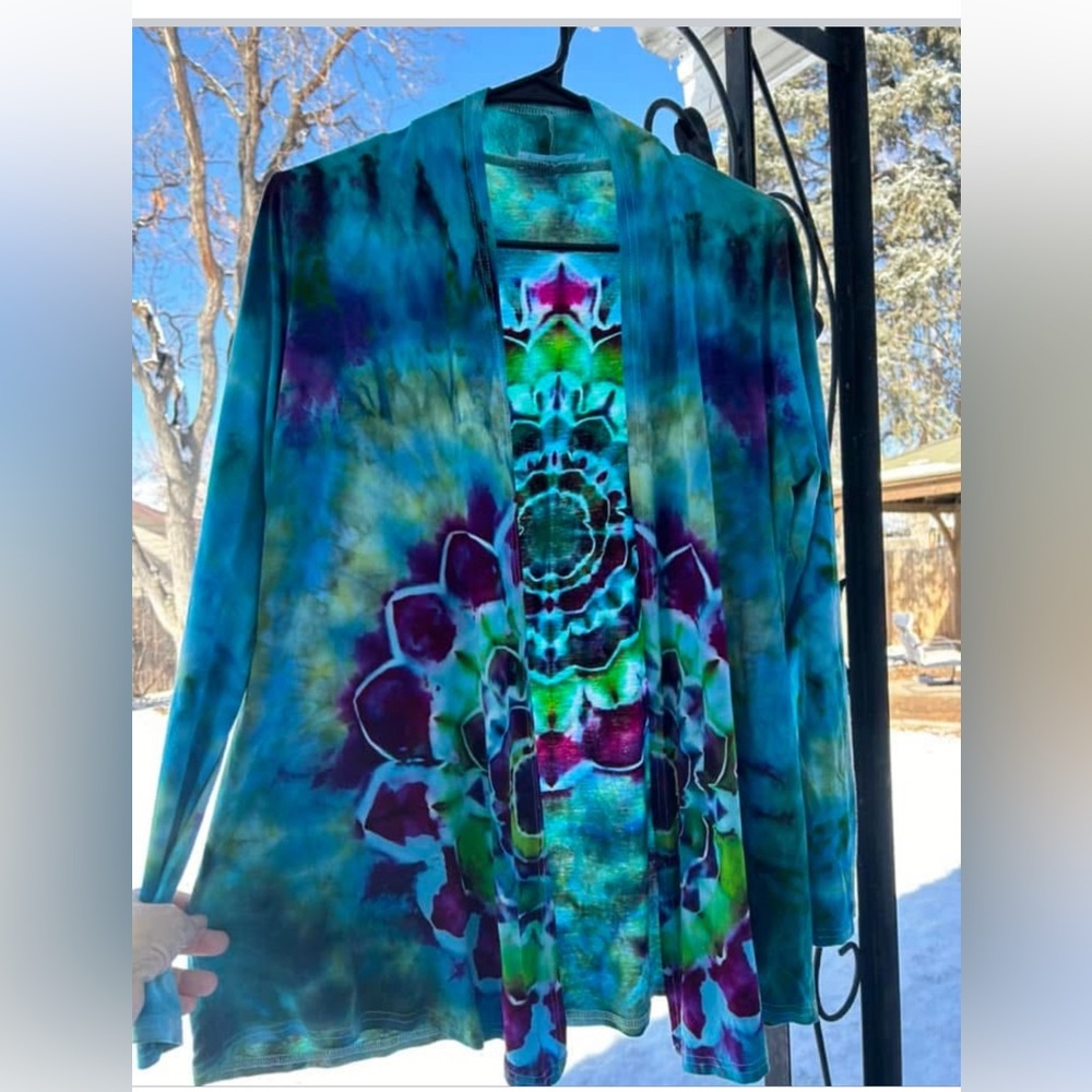 Size small (runs big like a medium) lightweight cardigan (95%viscose, 5%spandex)